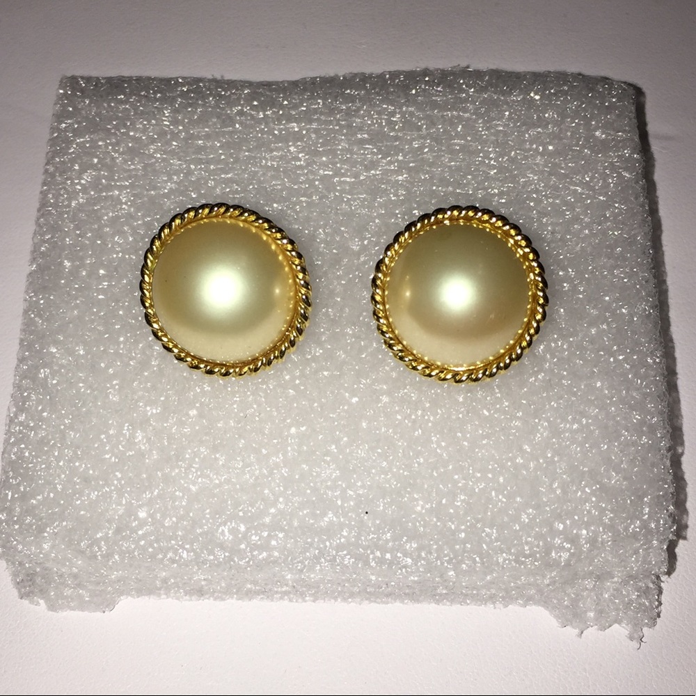 Vintage faux pearl white and gold earrings